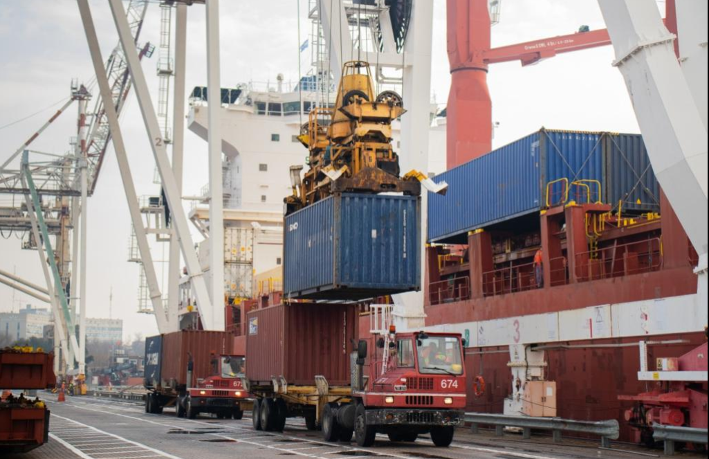 FOB vs CIF: FOB Container Loading at Port